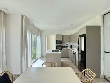Alquiler y/o Venta en Barbarita a la Laguna, 5 Dormitorios en Suite.