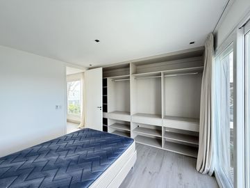 Alquiler y/o Venta en Barbarita a la Laguna, 5 Dormitorios en Suite.