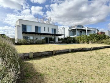 Alquiler y/o Venta en Barbarita a la Laguna, 5 Dormitorios en Suite.