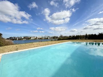 Alquiler y/o Venta en Barbarita a la Laguna, 5 Dormitorios en Suite.