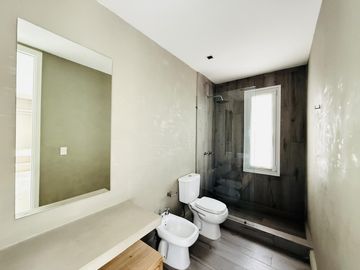 Alquiler y/o Venta en Barbarita a la Laguna, 5 Dormitorios en Suite.