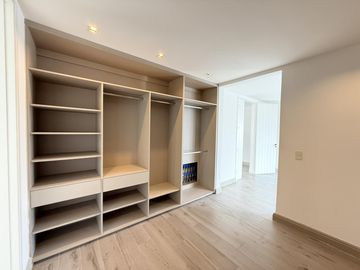 Alquiler y/o Venta en Barbarita a la Laguna, 5 Dormitorios en Suite.