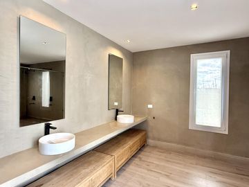Alquiler y/o Venta en Barbarita a la Laguna, 5 Dormitorios en Suite.