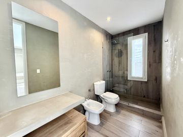 Alquiler y/o Venta en Barbarita a la Laguna, 5 Dormitorios en Suite.