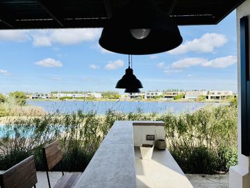 Alquiler y/o Venta en Barbarita a la Laguna, 5 Dormitorios en Suite.