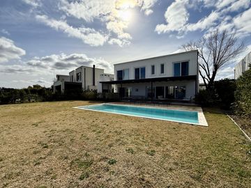 Alquiler y/o Venta en Barbarita a la Laguna, 5 Dormitorios en Suite.