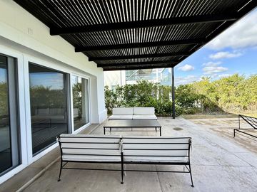 Alquiler y/o Venta en Barbarita a la Laguna, 5 Dormitorios en Suite.