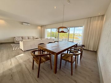 Alquiler y/o Venta en Barbarita a la Laguna, 5 Dormitorios en Suite.