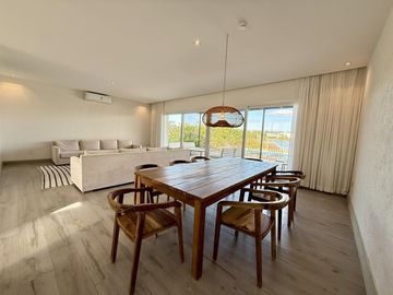 Alquiler y/o Venta en Barbarita a la Laguna, 5 Dormitorios en Suite.