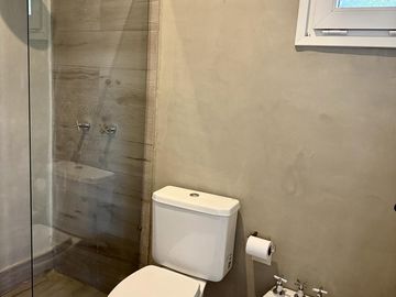 Alquiler y/o Venta en Barbarita a la Laguna, 5 Dormitorios en Suite.
