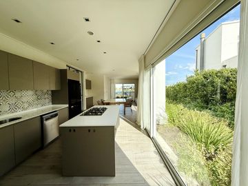 Alquiler y/o Venta en Barbarita a la Laguna, 5 Dormitorios en Suite.