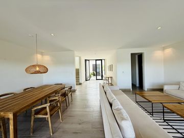 Alquiler y/o Venta en Barbarita a la Laguna, 5 Dormitorios en Suite.