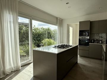 Alquiler y/o Venta en Barbarita a la Laguna, 5 Dormitorios en Suite.