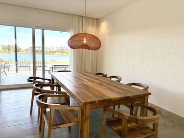 Alquiler y/o Venta en Barbarita a la Laguna, 5 Dormitorios en Suite.