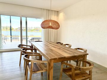 Alquiler y/o Venta en Barbarita a la Laguna, 5 Dormitorios en Suite.