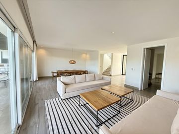 Alquiler y/o Venta en Barbarita a la Laguna, 5 Dormitorios en Suite.
