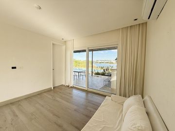 Alquiler y/o Venta en Barbarita a la Laguna, 5 Dormitorios en Suite.