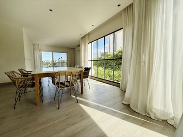 Alquiler y/o Venta en Barbarita a la Laguna, 5 Dormitorios en Suite.