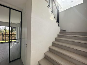 Alquiler y/o Venta en Barbarita a la Laguna, 5 Dormitorios en Suite.