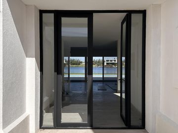 Alquiler y/o Venta en Barbarita a la Laguna, 5 Dormitorios en Suite.