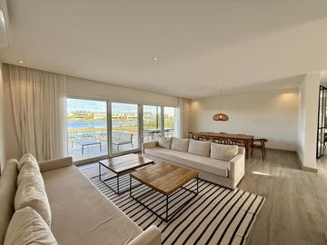 Alquiler y/o Venta en Barbarita a la Laguna, 5 Dormitorios en Suite.
