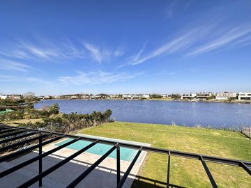 Alquiler y/o Venta en Barbarita a la Laguna, 5 Dormitorios en Suite.