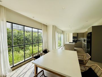 Alquiler y/o Venta en Barbarita a la Laguna, 5 Dormitorios en Suite.