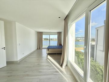 Alquiler y/o Venta en Barbarita a la Laguna, 5 Dormitorios en Suite.