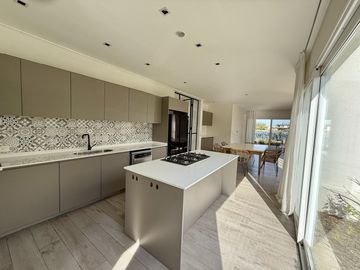 Alquiler y/o Venta en Barbarita a la Laguna, 5 Dormitorios en Suite.