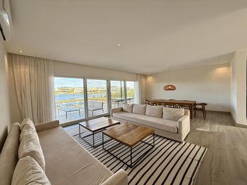 Alquiler y/o Venta en Barbarita a la Laguna, 5 Dormitorios en Suite.