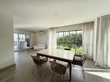 Alquiler y/o Venta en Barbarita a la Laguna, 5 Dormitorios en Suite.
