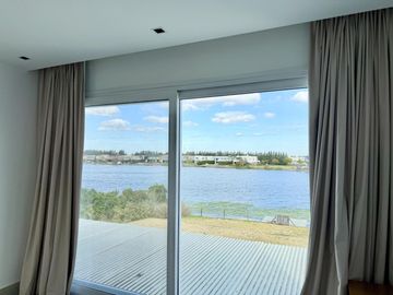 Alquiler y/o Venta en Barbarita a la Laguna, 5 Dormitorios en Suite.