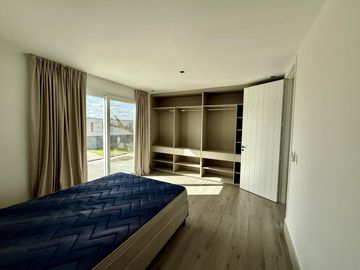 Alquiler y/o Venta en Barbarita a la Laguna, 5 Dormitorios en Suite.