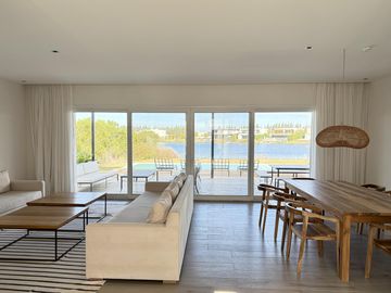 Alquiler y/o Venta en Barbarita a la Laguna, 5 Dormitorios en Suite.