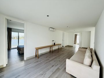 Alquiler y/o Venta en Barbarita a la Laguna, 5 Dormitorios en Suite.