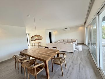 Alquiler y/o Venta en Barbarita a la Laguna, 5 Dormitorios en Suite.