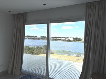 Alquiler y/o Venta en Barbarita a la Laguna, 5 Dormitorios en Suite.