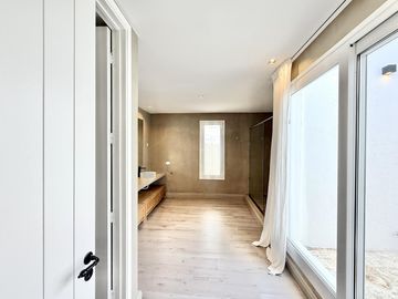 Alquiler y/o Venta en Barbarita a la Laguna, 5 Dormitorios en Suite.