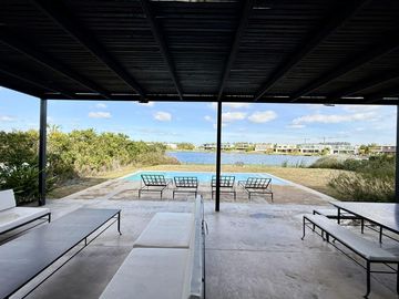 Alquiler y/o Venta en Barbarita a la Laguna, 5 Dormitorios en Suite.