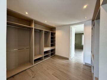 Alquiler y/o Venta en Barbarita a la Laguna, 5 Dormitorios en Suite.