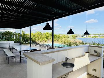 Alquiler y/o Venta en Barbarita a la Laguna, 5 Dormitorios en Suite.