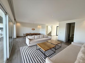 Alquiler y/o Venta en Barbarita a la Laguna, 5 Dormitorios en Suite.