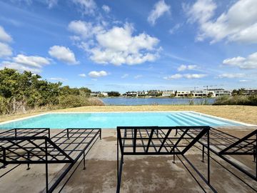 Alquiler y/o Venta en Barbarita a la Laguna, 5 Dormitorios en Suite.
