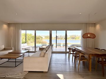 Alquiler y/o Venta en Barbarita a la Laguna, 5 Dormitorios en Suite.