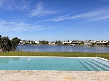 Alquiler y/o Venta en Barbarita a la Laguna, 5 Dormitorios en Suite.