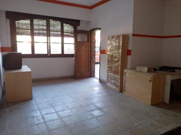 Alquiler 2 Propiedades juntas en 2 Plantas  en Ramos Mejia Solo uso Comercial   Excelente Ubicación