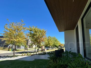 Casa moderna en venta en Nordelta, Barrio Las Tipas, 3/4 dormitorios
