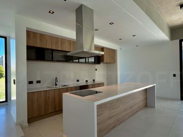 Casa moderna en venta en Nordelta, Barrio Las Tipas, 3/4 dormitorios