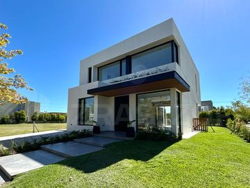 Casa moderna en venta en Nordelta, Barrio Las Tipas, 3/4 dormitorios