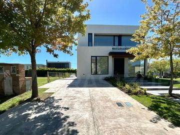 Casa moderna en venta en Nordelta, Barrio Las Tipas, 3/4 dormitorios